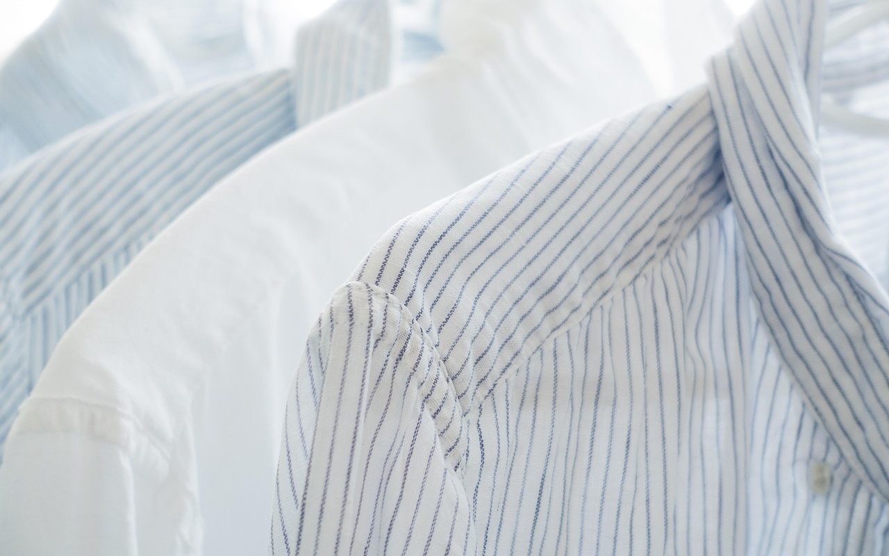 Bez balinātāja un sodas: kā noņemt dzeltenos sviedru traipus no baltiem apģērbiem.