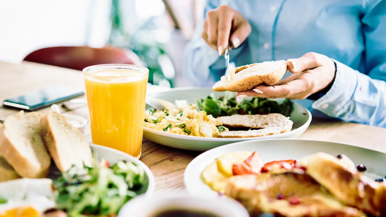 Uztura eksperts: «Vakariņot pēc pulksten 9 vakarā un brokastot pirms pulksten 9 no rīta ir kaitīgi veselībai».