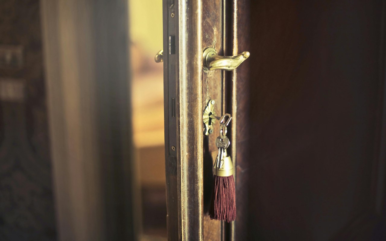 Aizslēgt durvju atslēgu nakts laikā šķiet vilinoši, bet tā ir slikta ideja.