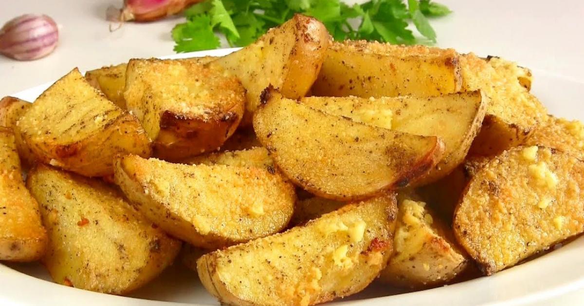 Kartupeļi cepeškrāsnī iznāk kraukšķīgi: nepieciešams pievienot tikai vienu sastāvdaļu