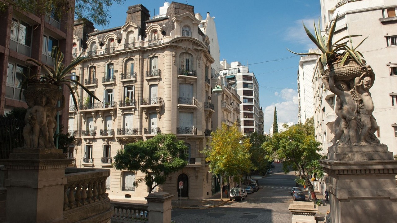 Līdzīga situācija. Tūrists, pastaigājoties pa Buenosairesu, paziņoja, ka viens no pilsētas rajoniem «vairāk līdzinās Spānijai nekā pati Spānija».