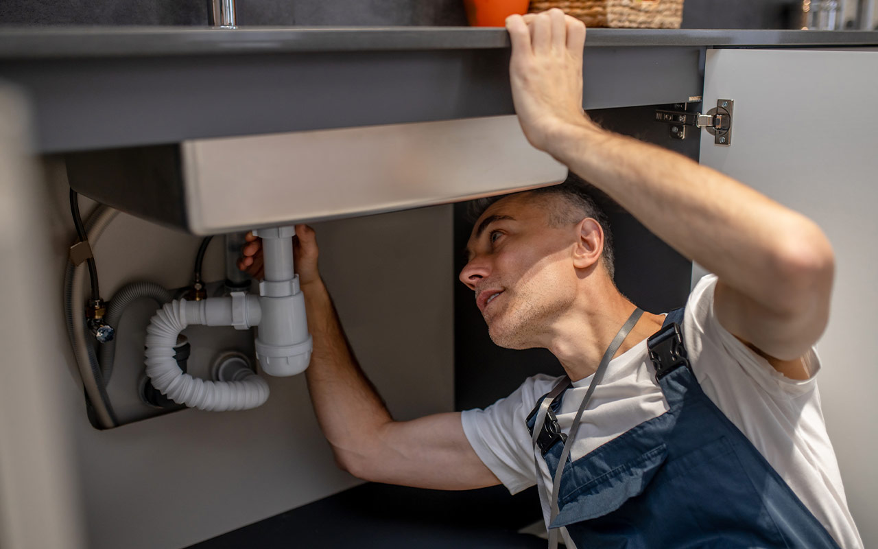 Ielejiet pusglāzi, un aizsērējums izplūdes caurulē iztīrīsies pats no sevis! Labāk nekā etiķis un sodas.