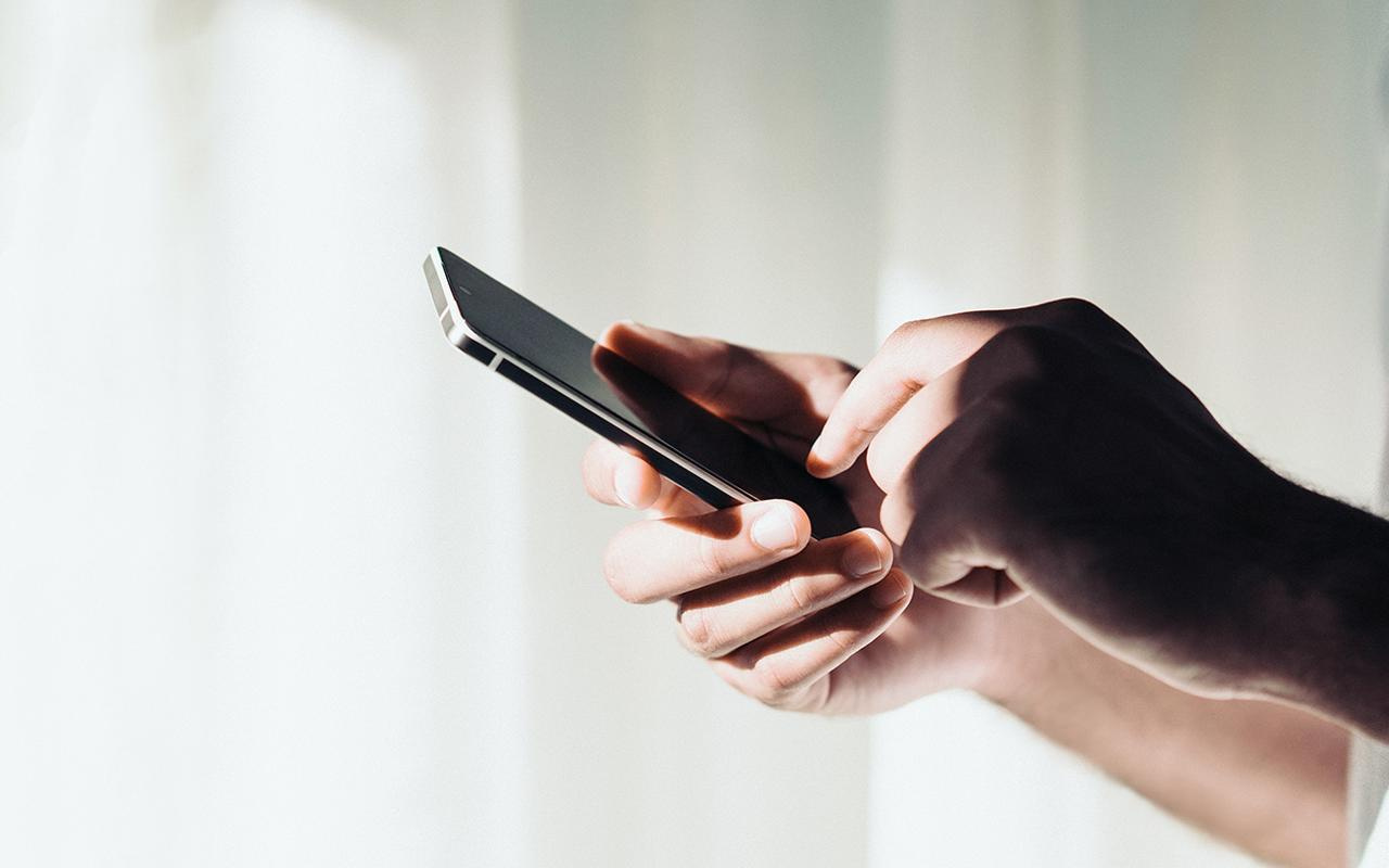 Mobilā tālruņa pārstartēšana vai izslēgšana: FIB ieteiktais aizsardzības paņēmiens pret kiberuzbrukumiem.