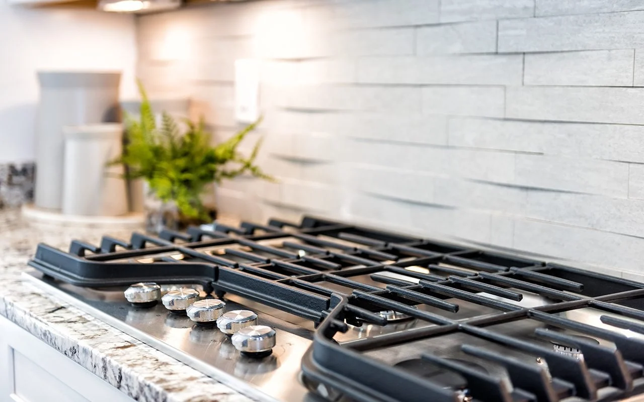 Ne etiķis, ne mazgāšanas līdzeklis: kā viegli un ātri noņemt taukus no plīts, izmantojot vienu sastāvdaļu