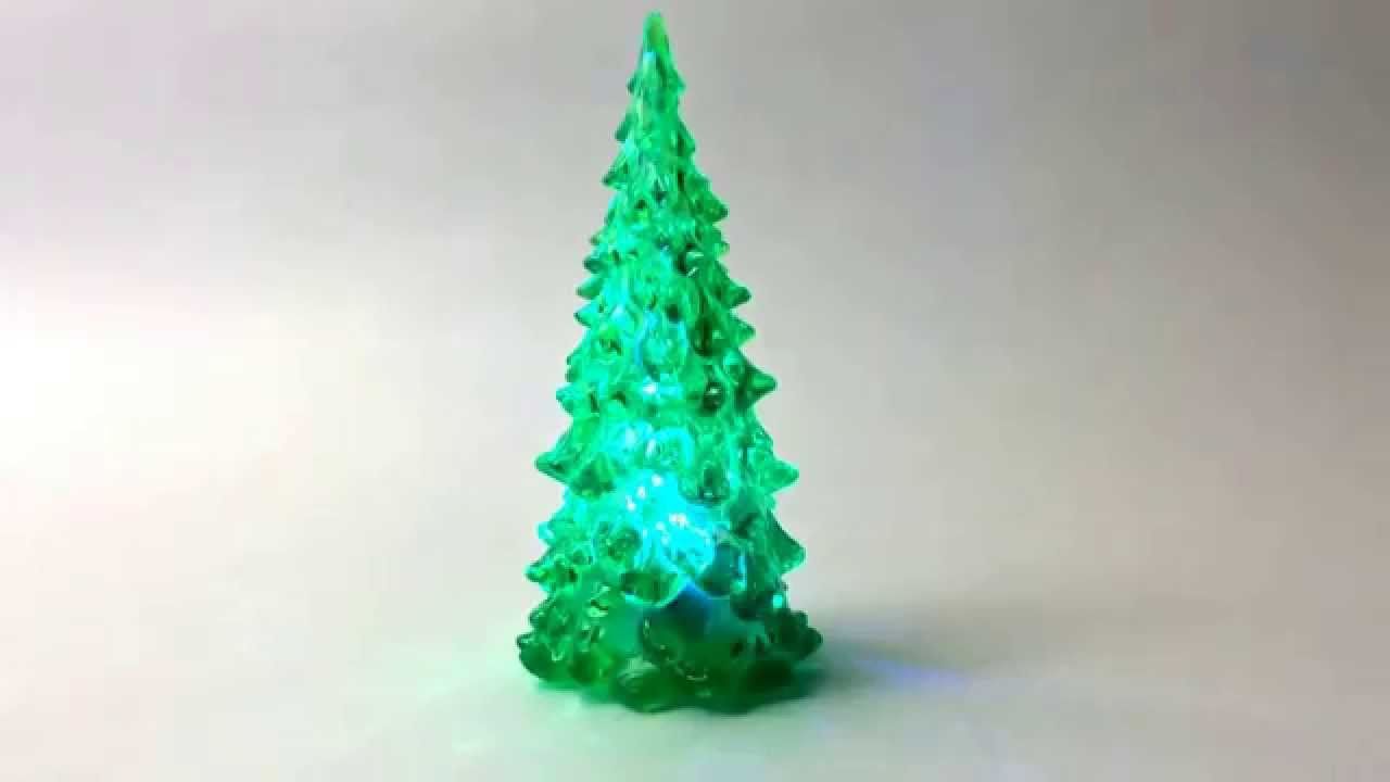 Fiziķu grupa no Nīderlandes ar 3D printeri izdrukāja Ziemassvētku eglīti no ledus daļiņām.