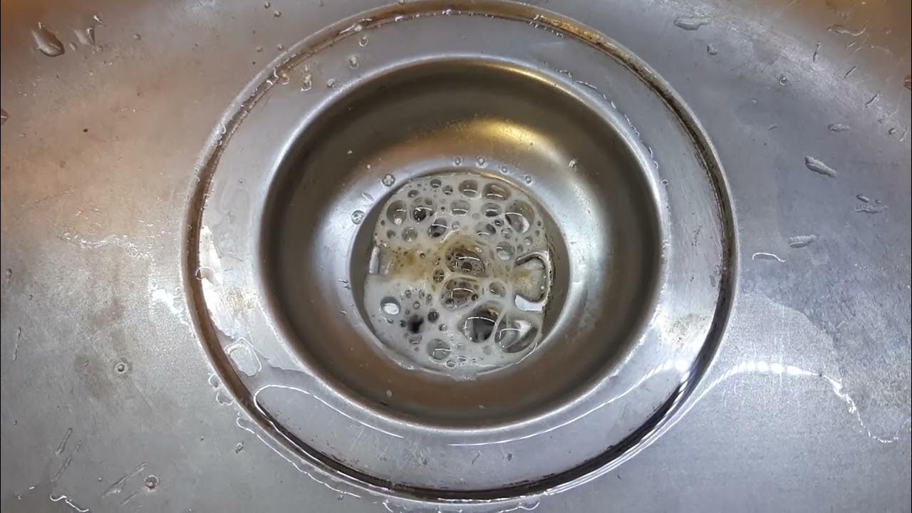 Kā iztīrīt virtuves izlietni, lai tajā neuzkrātos nepatīkamas smakas.