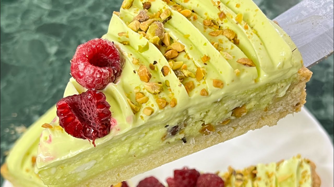 Lidl veikalu tīklā tiek pārdots pašu ražots karaliskais kūka ar fistažu krēmu, kas maksā mazāk nekā 9 eiro.