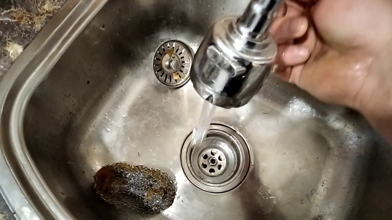 Kā iztīrīt virtuves izlietni, lai tajā neuzkrātos nepatīkamas smakas.