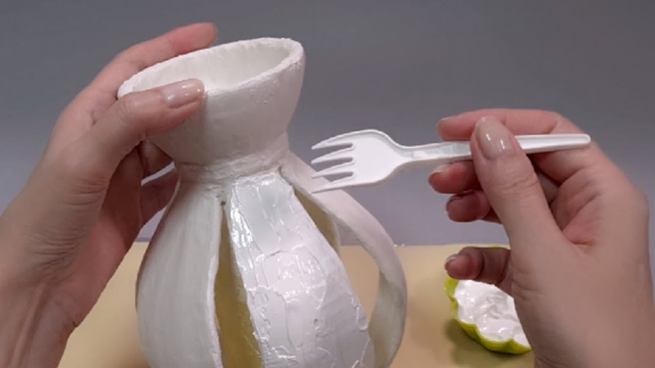 No pāra olu kastēm un pudeles var izveidot skaistu vāzi mājas dekorēšanai.