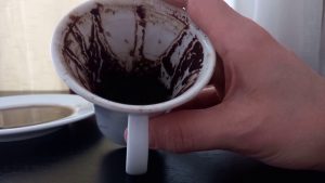 Viena karote ir pietiekama: tāpēc arvien vairāk cilvēku izmet kafijas biezumus tualetē.