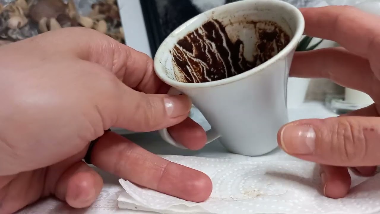 Viena karote ir pietiekama: tāpēc arvien vairāk cilvēku izmet kafijas biezumus tualetē.