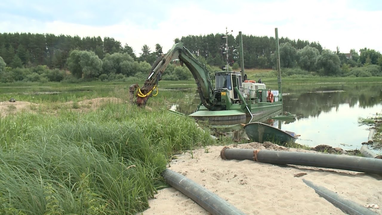 Šajā pilsētā sāka tīrīt upes gultni un uzlika 2600 eiro lielu sodu: „Piesārņojums turpinātos nedēļu”.