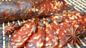 Ne Estremadura, ne Kastīlija: pasaulē labāko čorizo desu ražo miesnieks Logroño centrālajā tirgū, un tā ir roku darbs.