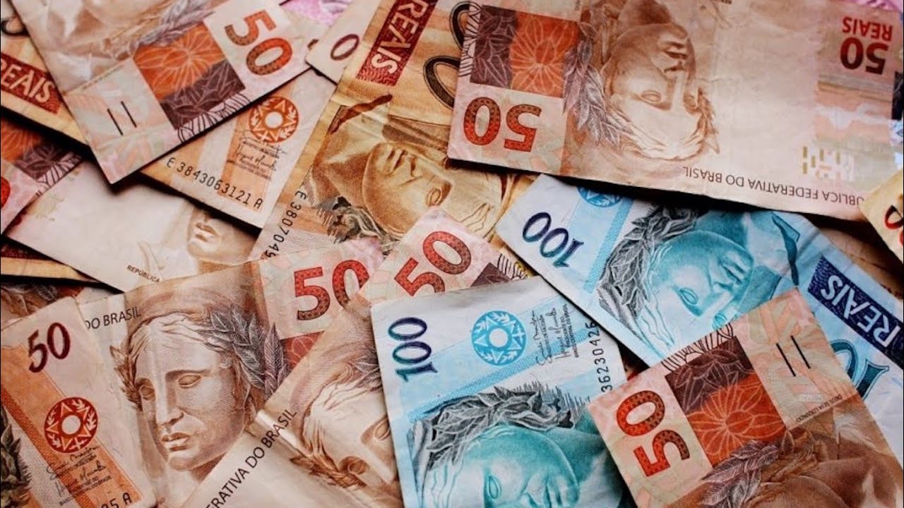 Šajā valstī 2026. gadā valsts ierēdņiem ik mēnesi būs jāmaksā iemaksas līdz 332 reāliem.