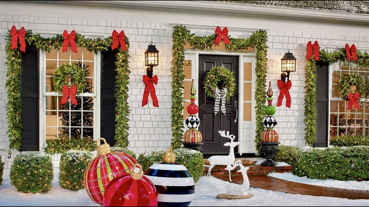 Ne sarkana, ne zaļa uz ieejas durvīm Ziemassvētkos: krāsa, kas būs modē 2025. gadā.