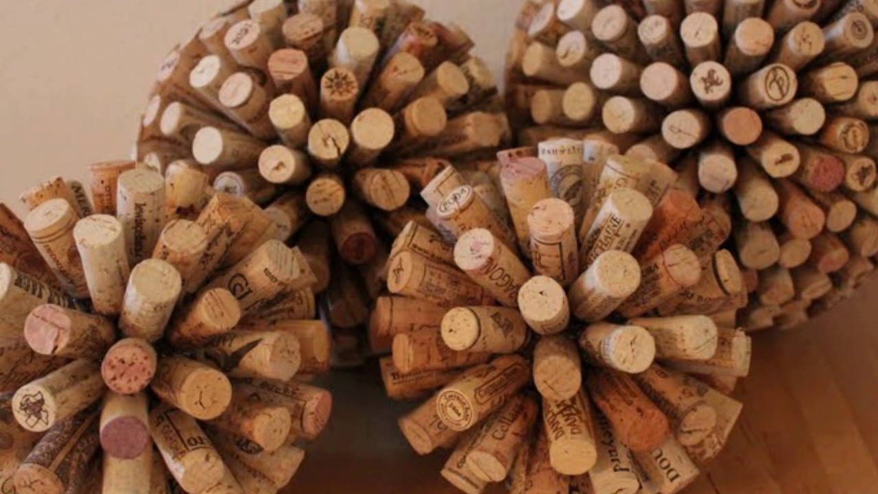 Ja esat saglabājuši vīna korķus, nemetiet tos prom: 3 idejas mājas dekorēšanai Jaunajam gadam 2026