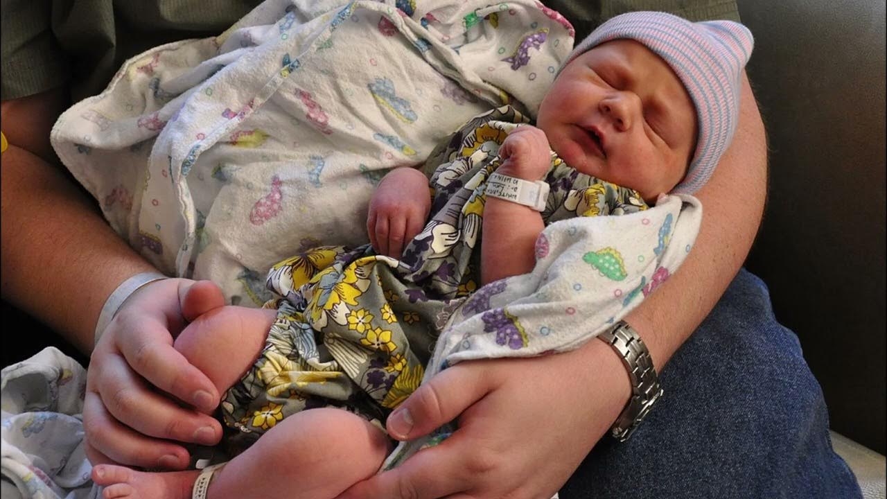 Likums par civilstāvokļa reģistrēšanu ir atcelts: tagad mātes var pieprasīt, lai viņu bērni no dzimšanas lietotu viņu uzvārdu.