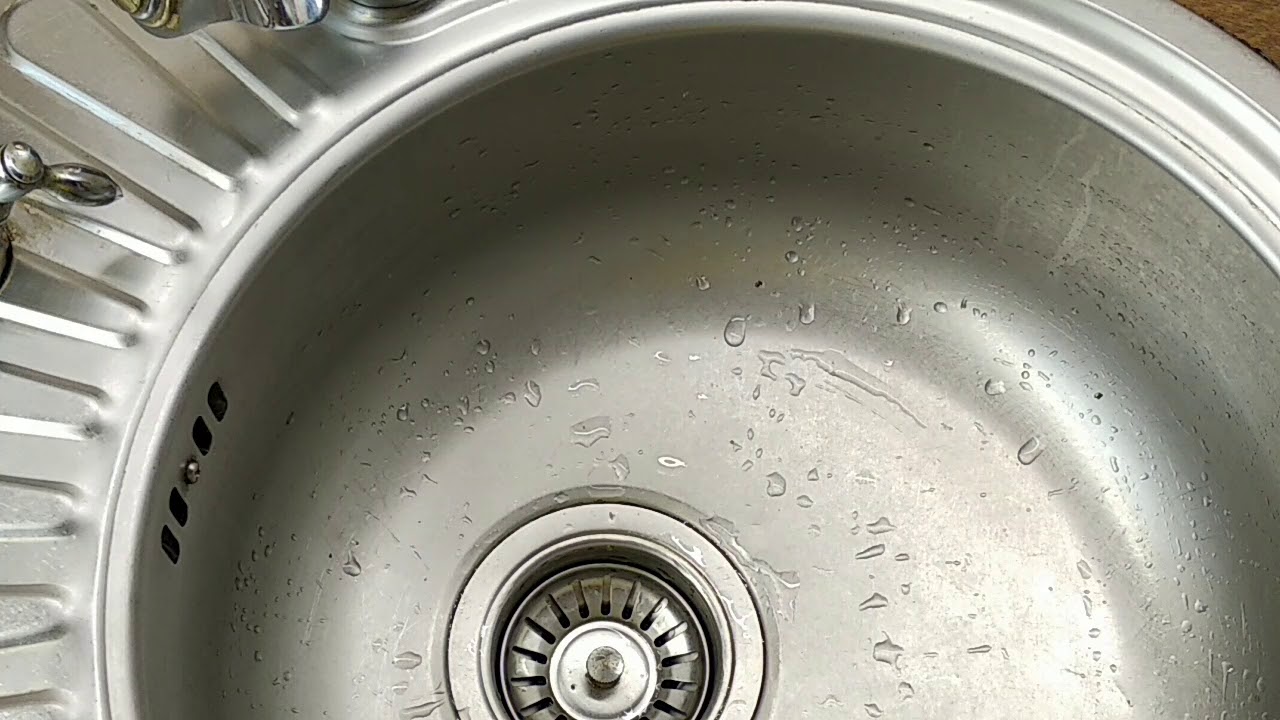 Kā iztīrīt virtuves izlietni, lai tajā neuzkrātos nepatīkamas smakas.