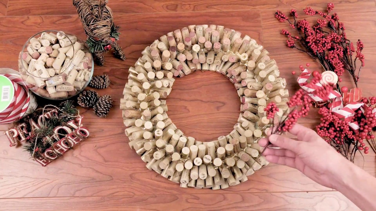 Ja esat saglabājuši vīna korķus, nemetiet tos prom: 3 idejas mājas dekorēšanai Jaunajam gadam 2026