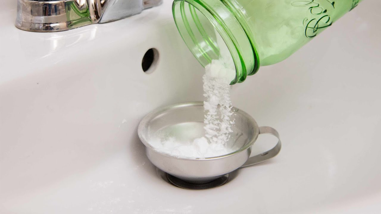 Etiķa izmantošana vannas izlietnes tīrīšanai: kāpēc tas ir nepieciešams un kādas ir tā priekšrocības.