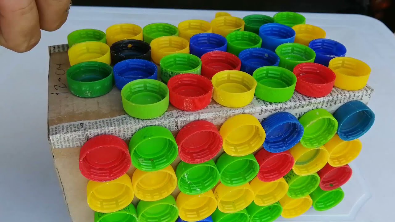 Izmantojot plastmasas vāciņus no gāzēto dzērienu pudelēm, mēs jums iemācīsim izgatavot Ziemassvētku rotājumus.