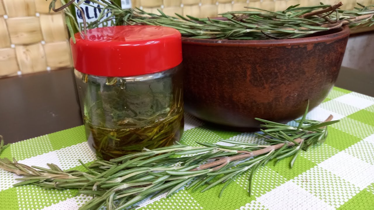 Končita, 84 gadus veca pieredzējusi pavāre: «Man mājās vienmēr ir rozmarīna burciņa. Tas ir ideāli piemērots uzlējumu pagatavošanai, jo uzlabo atmiņu, piemīt pretiekaisuma īpašības un ir antioksidants».