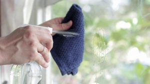 Kāds ir etiķa izmantošanas mērķis logu sliedes tīrīšanai?