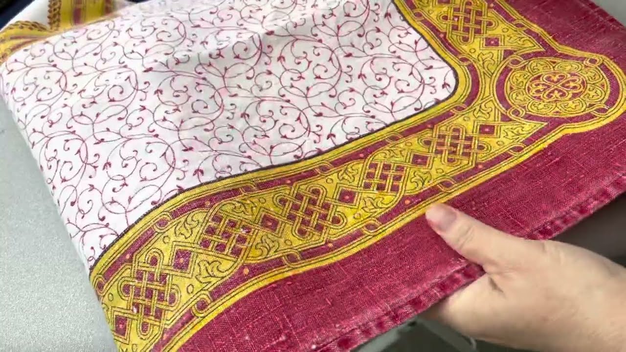 Kā noņemt dzeltenos traipus no galdauta, kas paredzēts īpašiem gadījumiem.