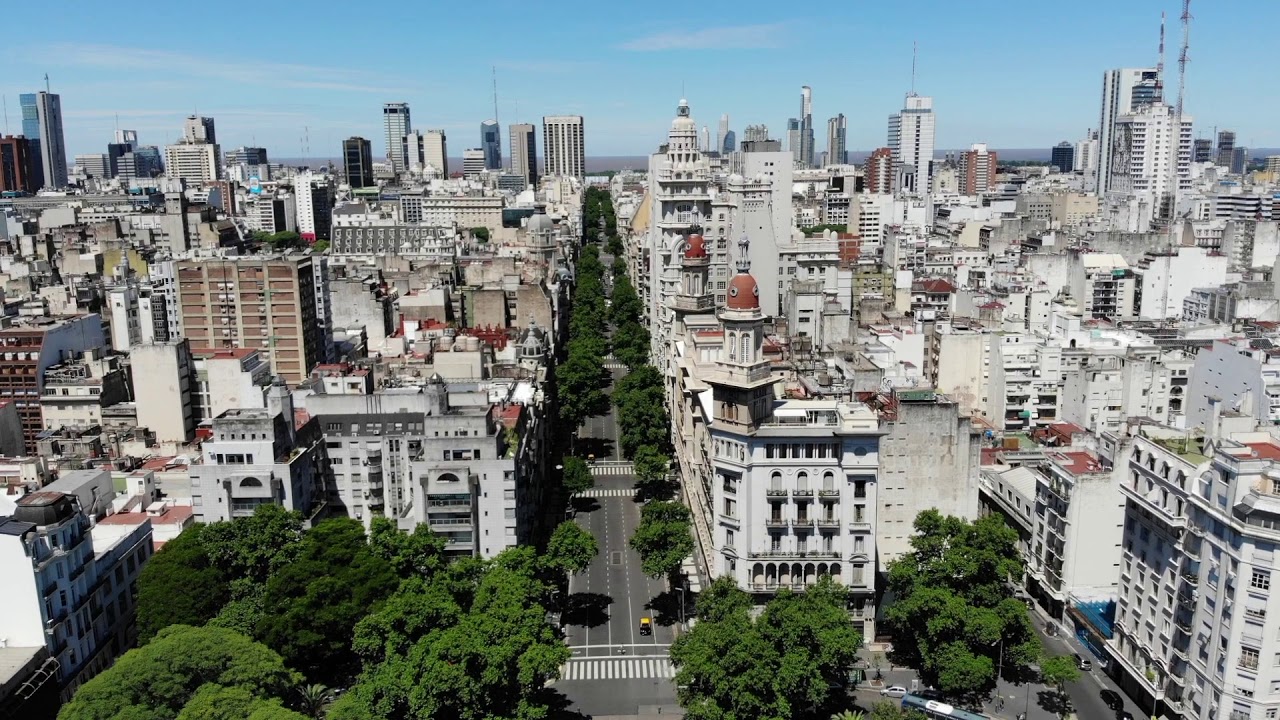 Līdzīga situācija. Tūrists, pastaigājoties pa Buenosairesu, paziņoja, ka viens no pilsētas rajoniem «vairāk līdzinās Spānijai nekā pati Spānija».