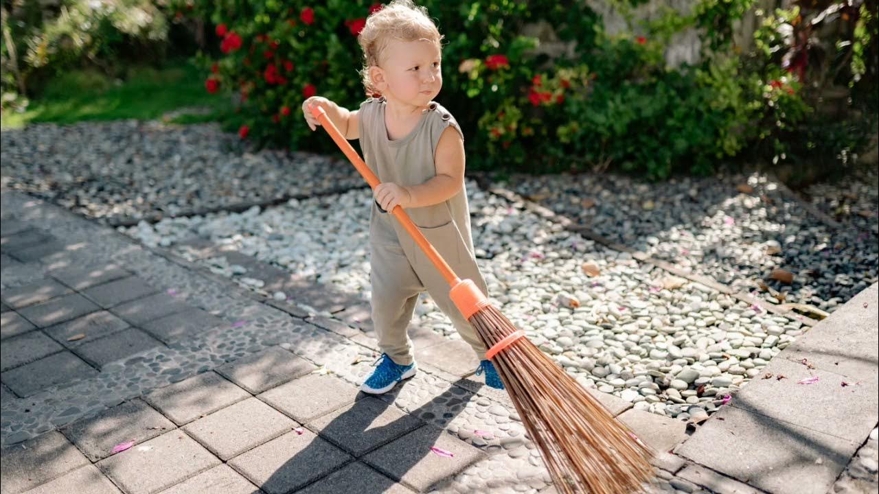 Uzvelciet vecu zeķi uz slotas: kāpēc tas ir ieteicams, slaucot grīdu, un kāpēc tas ir nepieciešams.