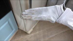 Uzvelciet vecu zeķi uz slotas: kāpēc tas ir ieteicams, slaucot grīdu, un kāpēc tas ir nepieciešams.