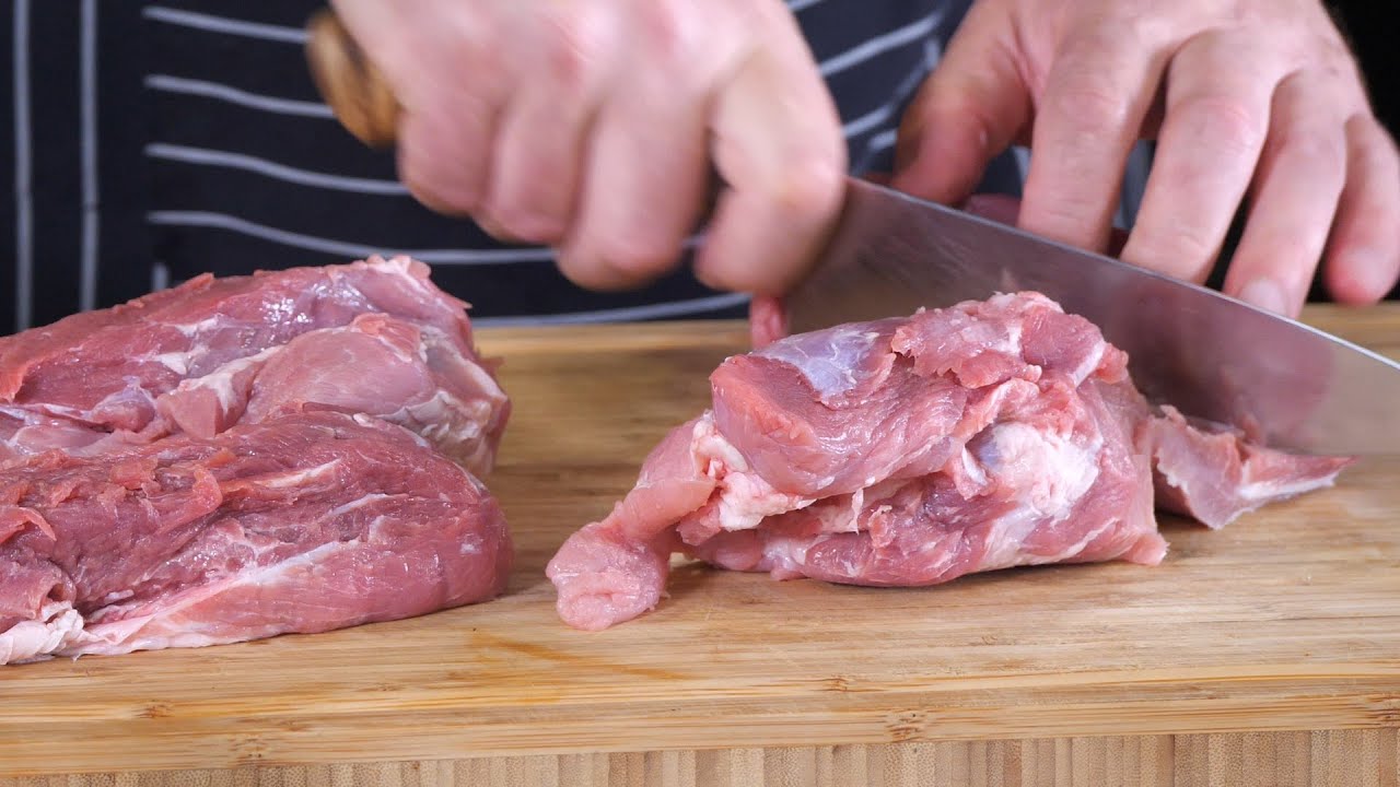 Ar kāju uz augšu vai uz leju? Pareizais veids, kā sagriezt cūkas kātu, pēc Viktora Sančego domām.