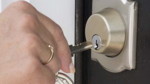 Kāpēc nedrīkst atstāt atslēgu slēdzenē uz nakti?