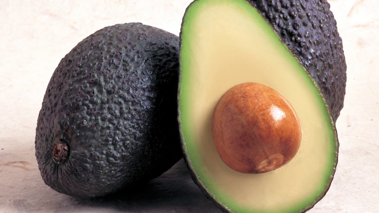 Beidziet pirkt “akmeni”: 5 dzīves gudrības, kā izvēlēties ideāli nogatavojušos avokado jau pirmajā reizē