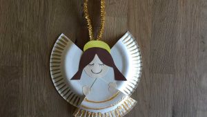 Pārstrāde: Saglabājiet vienreizlietojamos plastmasas šķīvjus un pārvērtiet tos skaistā Ziemassvētku rotājumā.