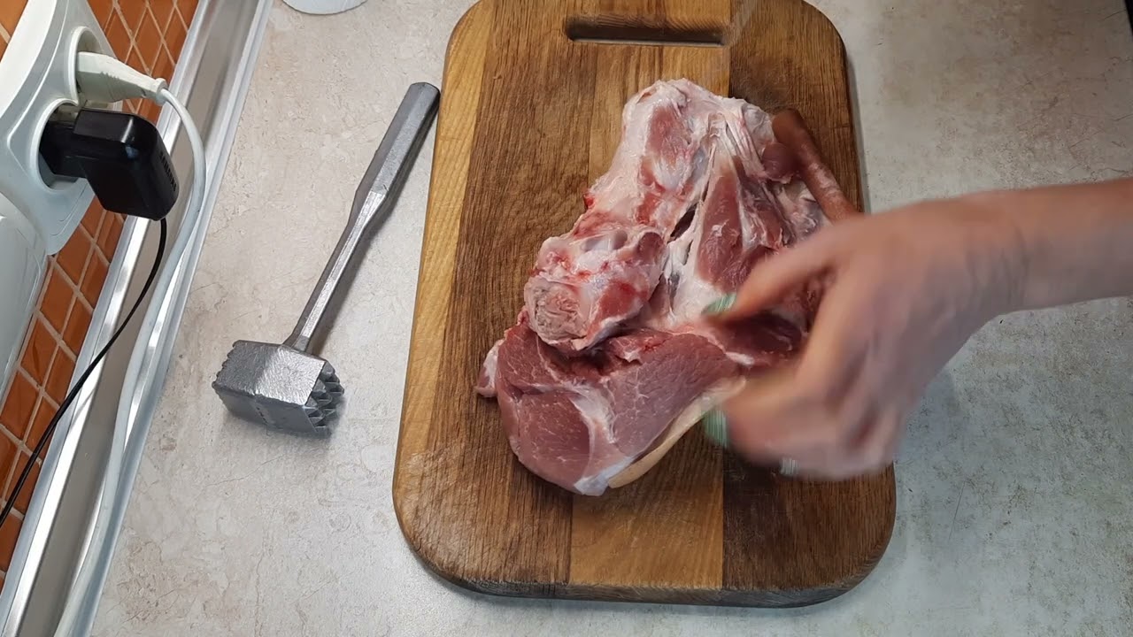 Ar kāju uz augšu vai uz leju? Pareizais veids, kā sagriezt cūkas kātu, pēc Viktora Sančego domām.