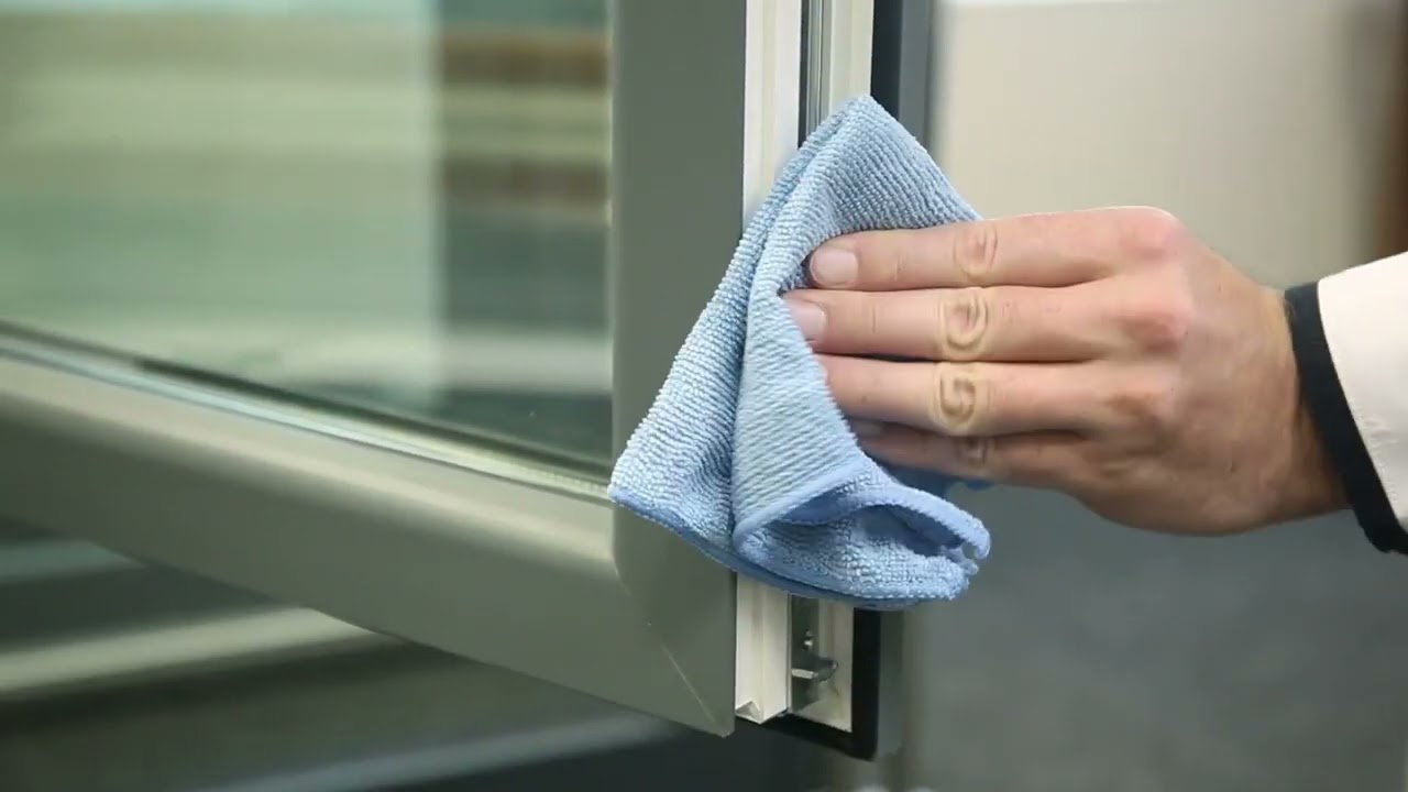 Pārtikas sodas izmantošana logu sliedes tīrīšanai: kāpēc tā ir nepieciešama un kādas ir tās priekšrocības.