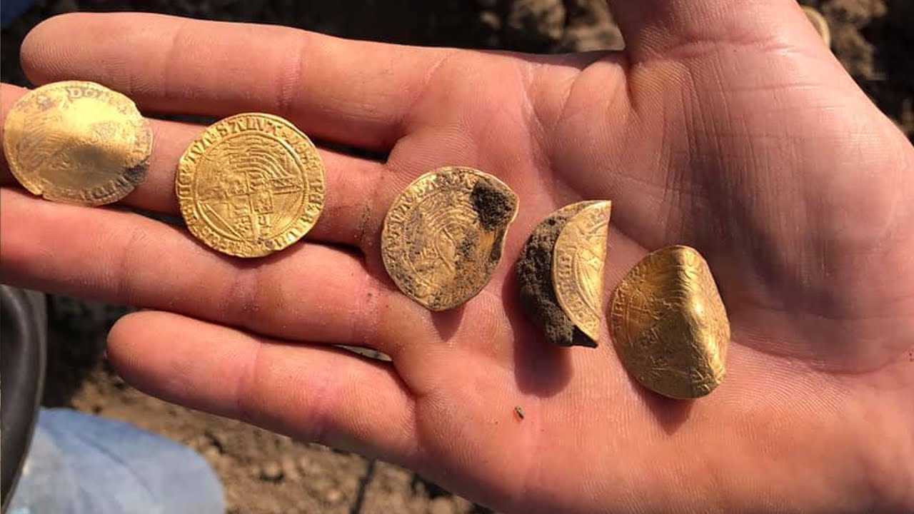 Gadsimta atklājums | Zelta monētas un lingi, kas atrasti apstrādātā laukā un pieder vienai valstij.