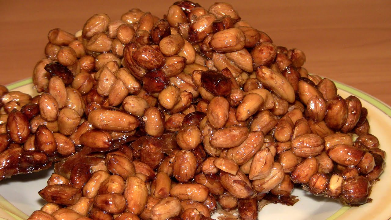 No Tukumanas ielām līdz Ziemassvētku desertu galdam: cukuroti zemesrieksti ir obligāts svētku atribūts.