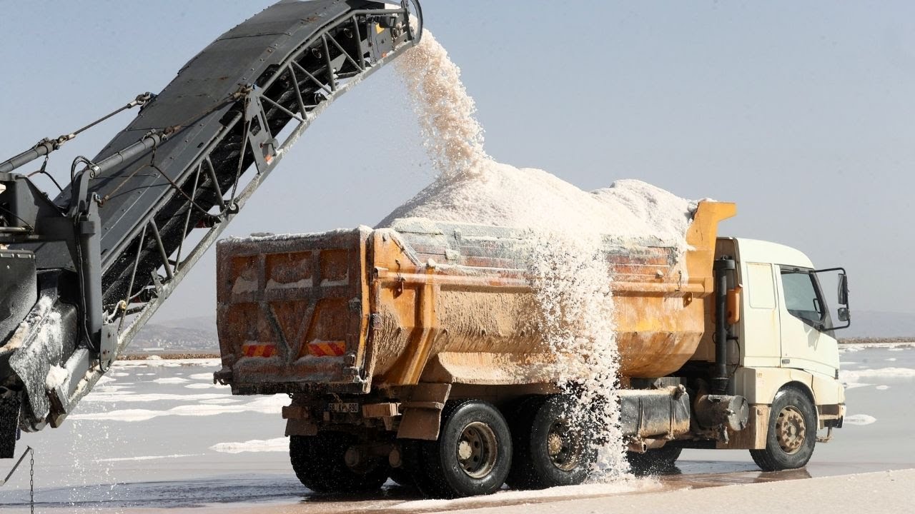 Ne sāls, ne ķimikālijas: šajā valstī izmanto sālsūdeni, lai novērstu ceļu un lidostu apledojumu.