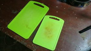 Kā iztīrīt plastmasas griešanas dēli, lai tas būtu ideāli tīrs un bez traipiem.