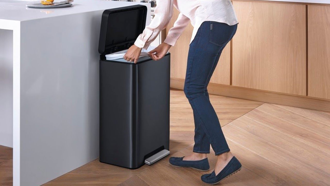 Atvadieties no atkritumu tvertnes uz grīdas: tendence, kas optimizē telpu un ir higiēniskāka.