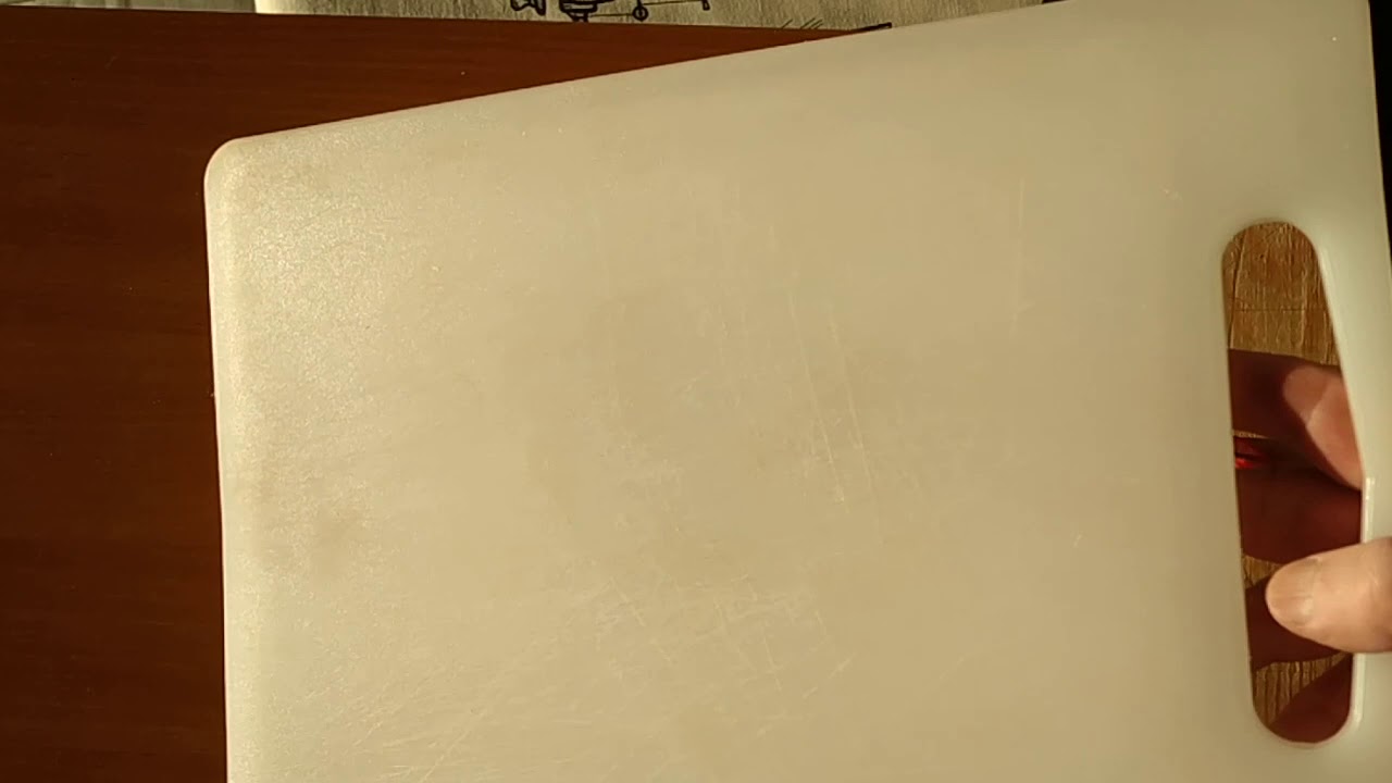 Kā iztīrīt plastmasas griešanas dēli, lai tas būtu ideāli tīrs un bez traipiem.