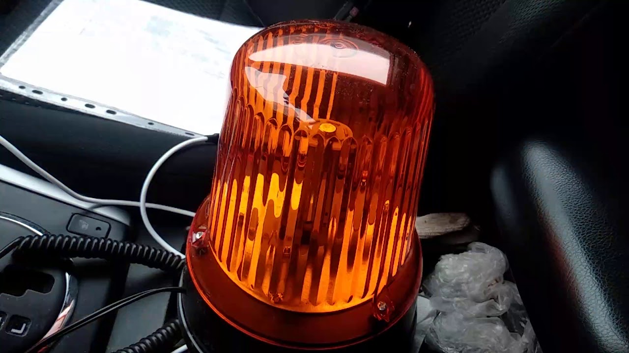 Tikai viens transportlīdzeklis ir atbrīvots no nepieciešamības uzstādīt V16 mirgojošo gaismas signālu, ko uzstāda Civilās gvardes galvenā pārvalde, lai gan Civilā gvarde apgalvo, ka tas ir „ieteicams”.