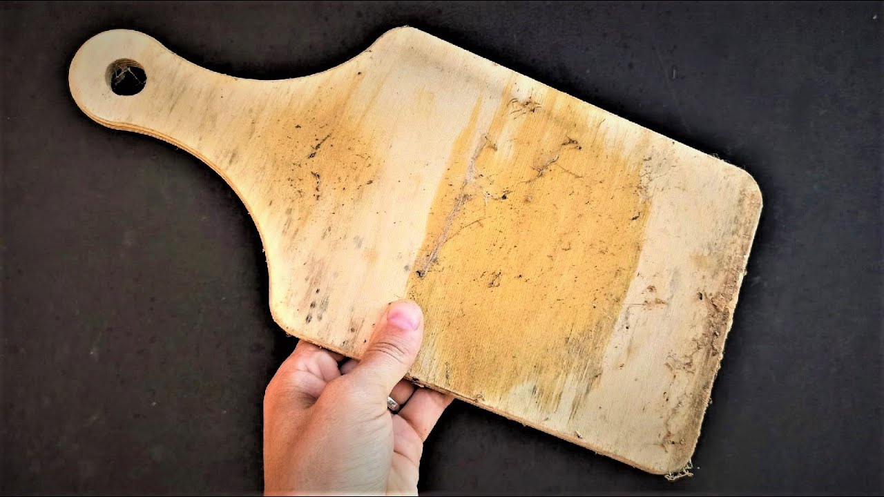 Kā iztīrīt plastmasas griešanas dēli, lai tas būtu ideāli tīrs un bez traipiem.