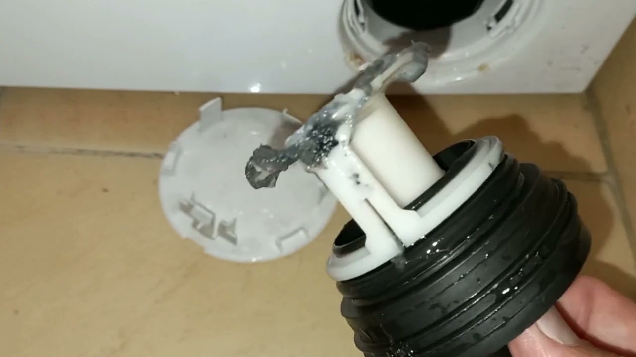 Kā iztīrīt veļas mašīnas filtru, lai novērstu pūkainības veidošanos un nepatīkamu smaku tīrā apģērbā.