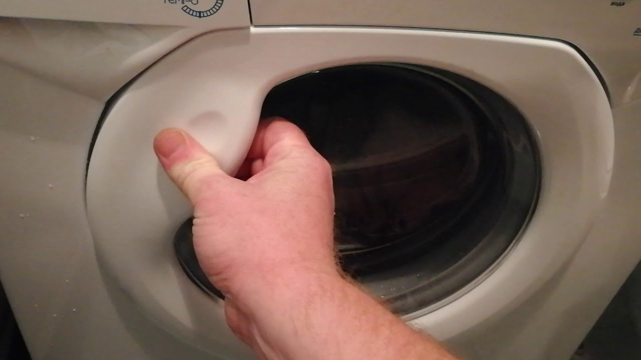 Pēc katras mazgāšanas atstāt veļas mašīnas durvis atvērtas: kļūda, ko daudzi pieļauj, pat to neapzinoties.