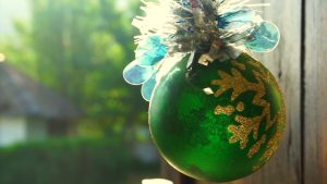 Ziemassvētku rotājumu krāsa, ko ieteicams izmantot, lai piesaistītu pārpilnību.