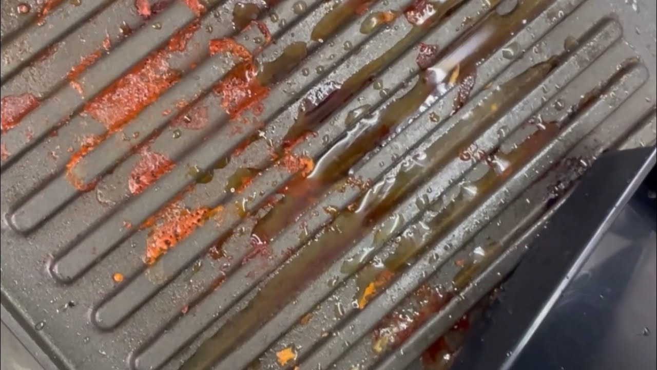 Kā iztīrīt grilu, lai tas paliktu nevainojami tīrs Ziemassvētku priekšvakarā