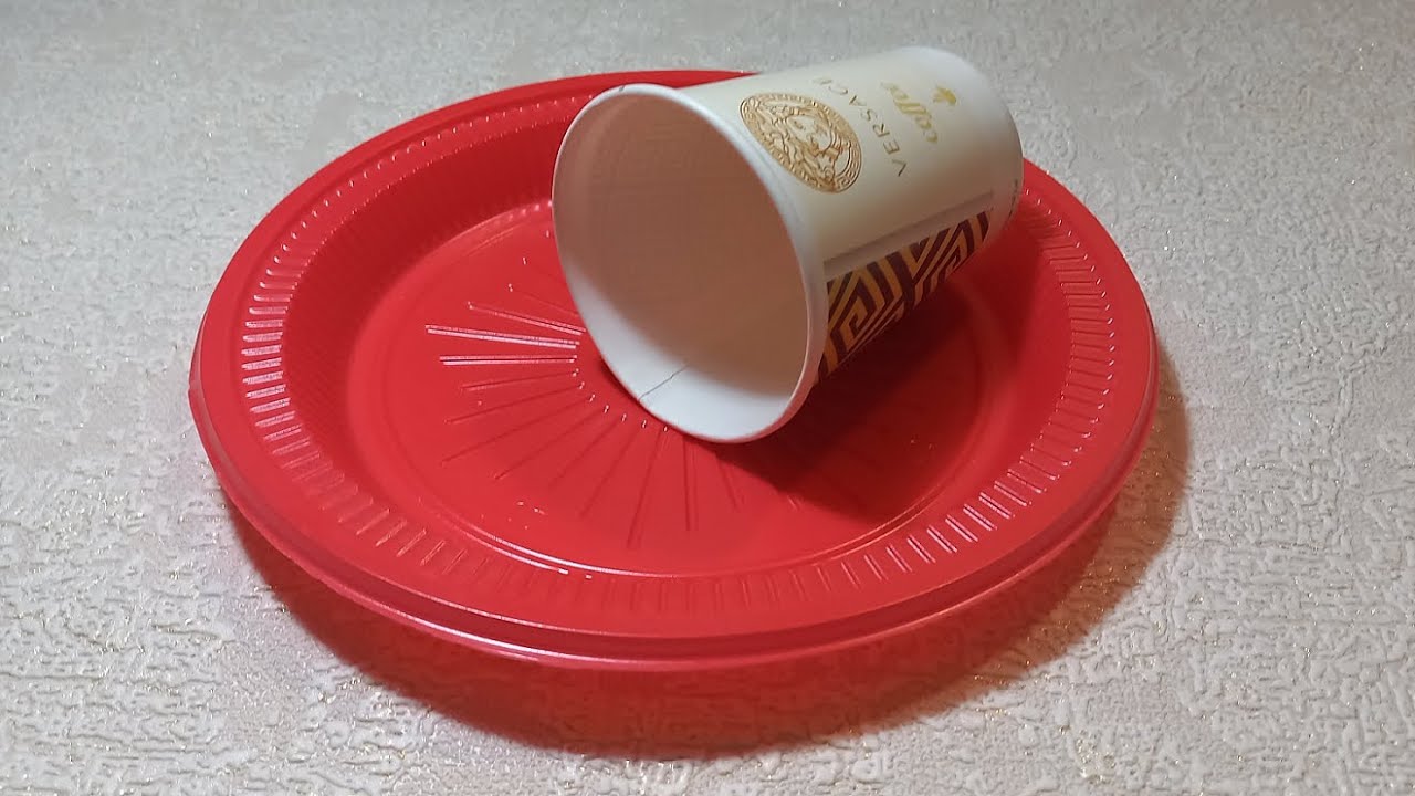 Pārstrāde: Saglabājiet vienreizlietojamos plastmasas šķīvjus un pārvērtiet tos skaistā Ziemassvētku rotājumā.